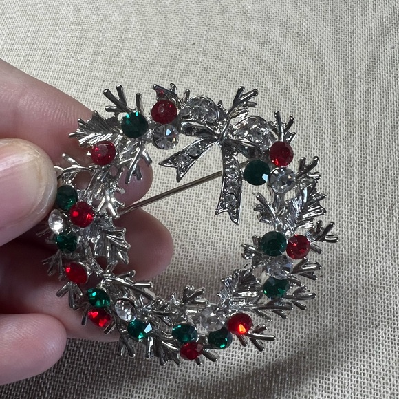 Holly Wreath Christmas Brooch - Picture 2 of 4